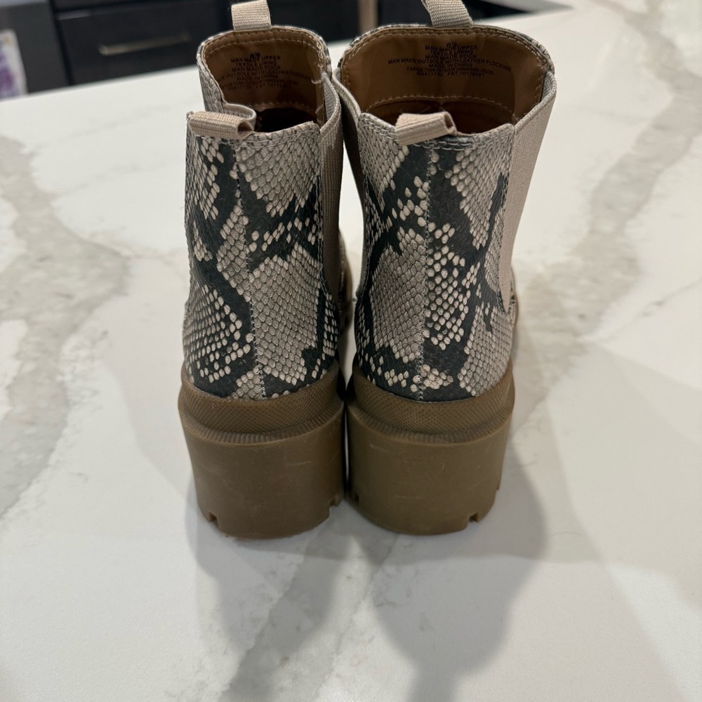 Universal Threads Snakeskin Slip On Chelsea Boots Women’s 8.5 Tan Combat Chunky - Picture 3 of 8